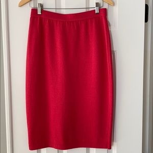 St. John fuchsia pencil skirt. EUC. Size 8.